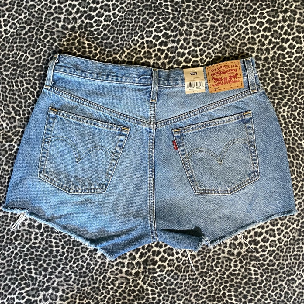 Levi's Women's 501 Original High-Rise Jean
Shorts NWT - Picture 9 of 13